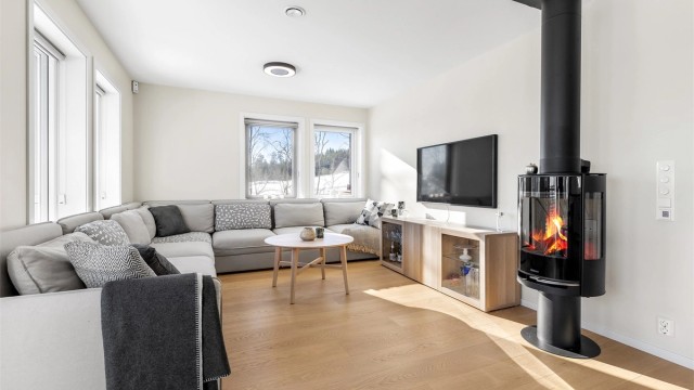 Vi anfører at bilder i annonsen/salgsoppgaven er fra tidligere salg av boligen (fra år 2023, i regi av tidligere eier)