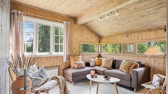 Velkommen til Lageråkvislavegen 260! Nyt eventyrlige sommerdager langs sildrende bekker eller gnistrende vintermorgener i nyoppkjørte skiløyper rett utenfor døra. (Foto: EFKT v/Siv Lillevik)