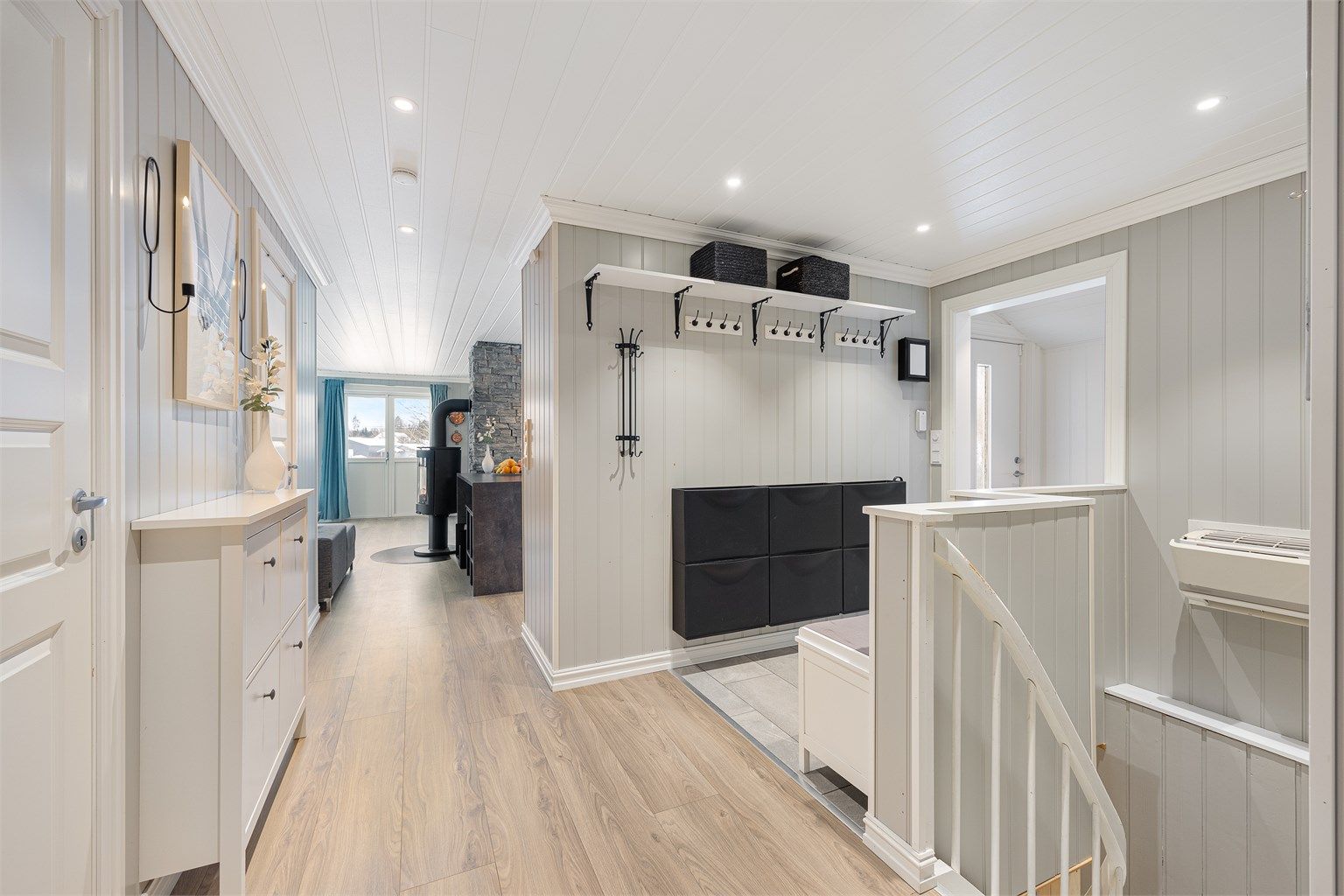 Fra gangen er det åpen tilgang til stue og kjøkken. En luft-til-luft-varmepumpe er plassert i trapperommet.