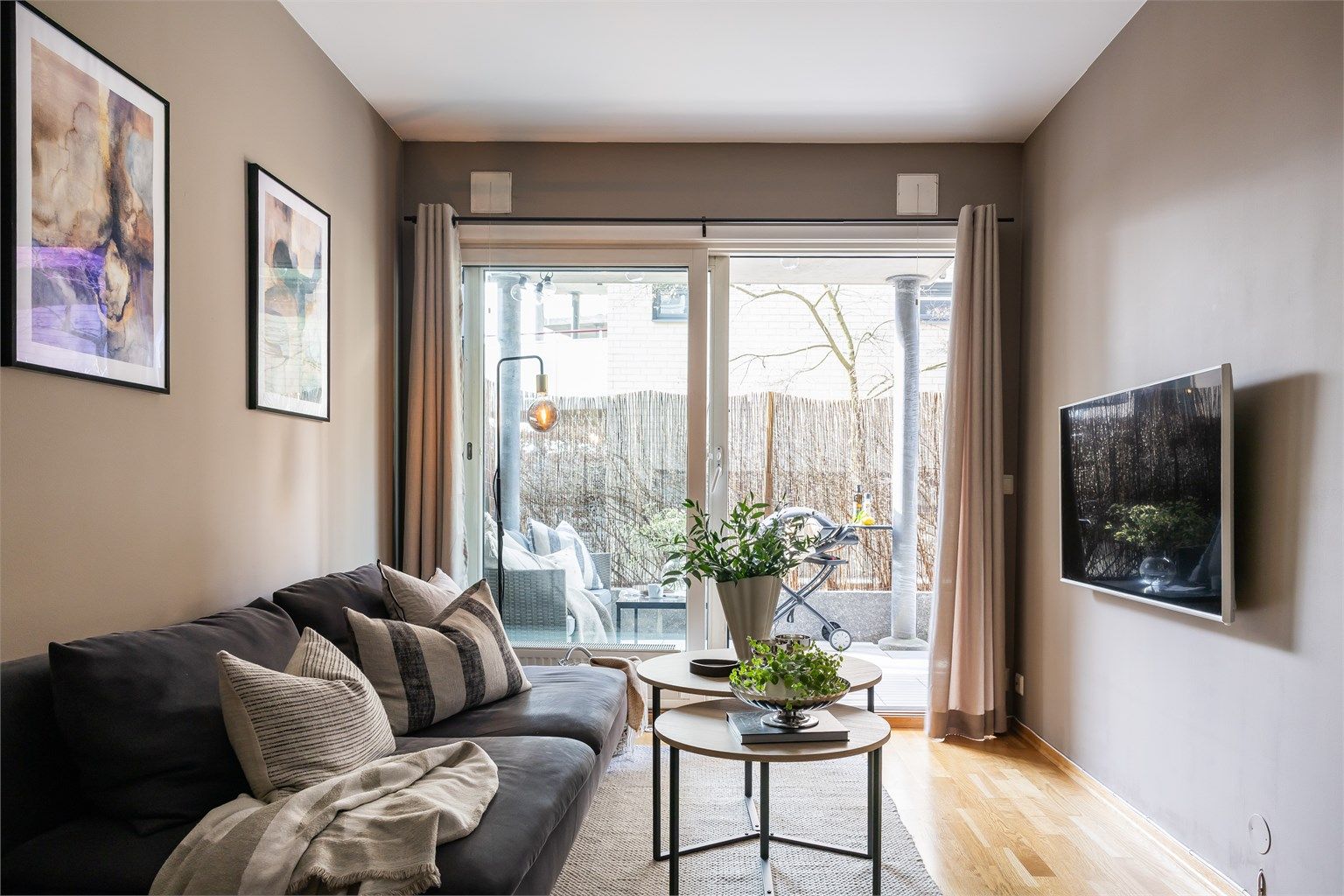 Store vindusflater slipper inn rikelig med lys og skaper en lys og luftig atmosfære i stuen.