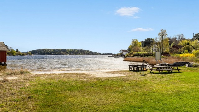 Rett nedenfor huset er det en fin felles sandstrand med gresslette, sittebenker og bålplass.
