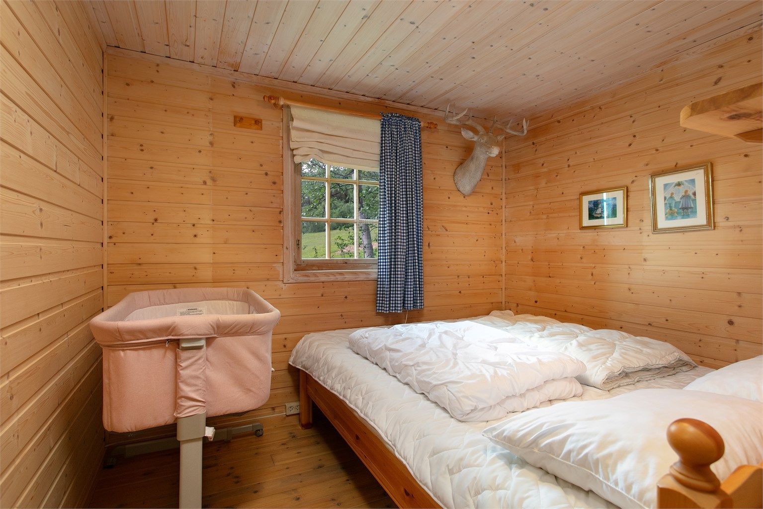 Soverommet har plass til dobbeltseng og er kledd med trepanel.