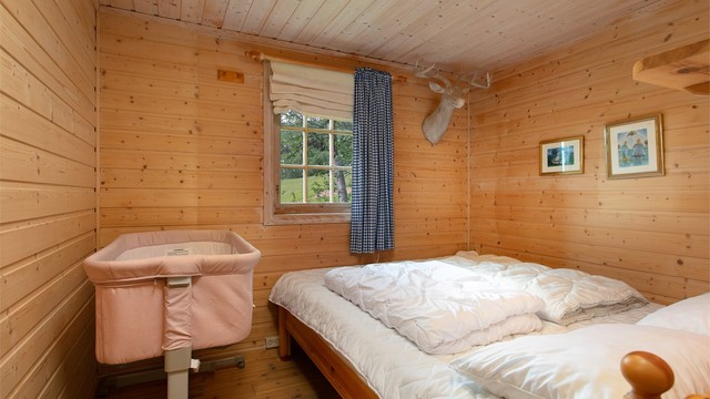 Soverommet har plass til dobbeltseng og er kledd med trepanel.