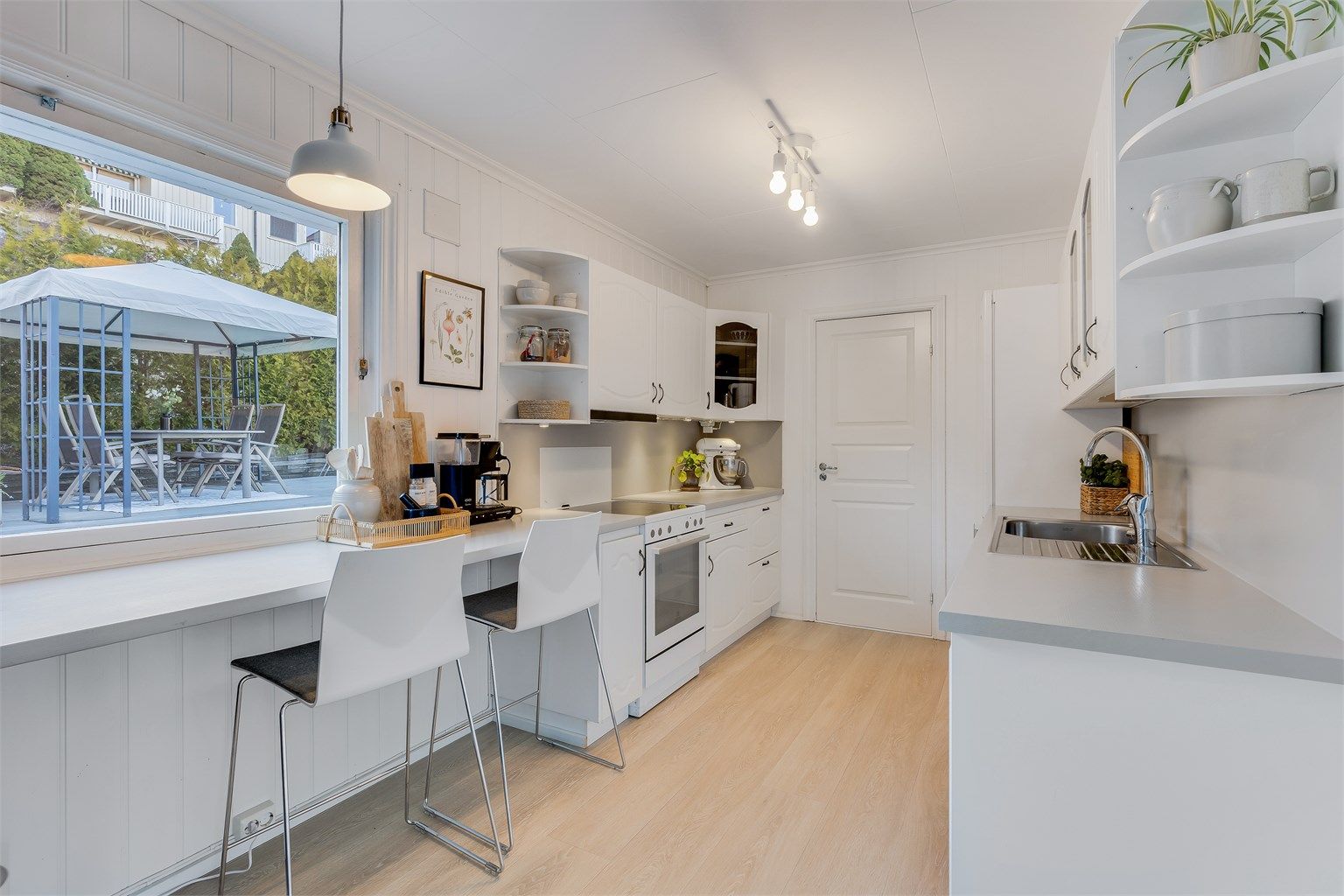 På kjøkkenet er det spiseplass i forlengelsen av kjøkkenbenken.