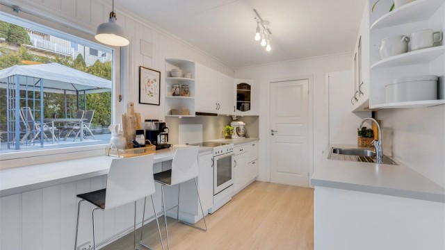 På kjøkkenet er det spiseplass i forlengelsen av kjøkkenbenken.