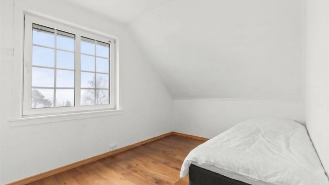 Soverommene har parkett på gulv og malte overflater som skaper et lyst og trivelig uttrykk