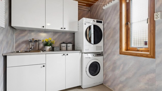 I tillegg er det et separat vaskerom med opplegg for vaskemaskin og tørketrommel, som gir en praktisk løsning i hverdagen.