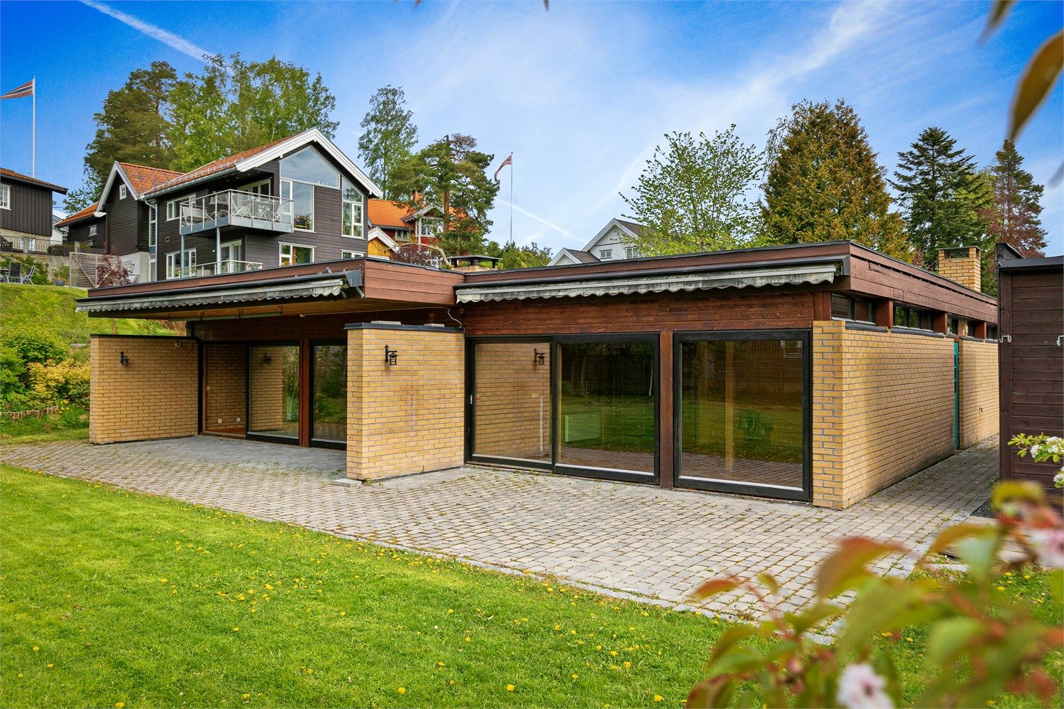 Fra stuen er det utgang til en sydvendt platting på ca. 65 m² belagt med belegningsstein.
Foto: [Fotograf eller fotofirma]