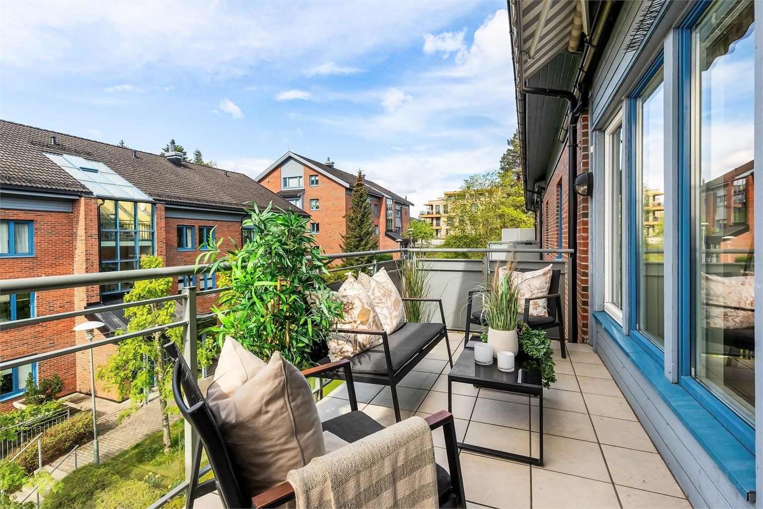 Balkongen på 10 kvm byr på svært gode solforhold og god plass til utemøblement