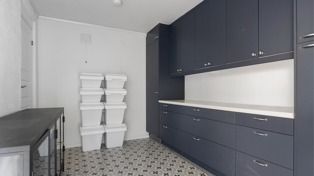 Innredet rom i underetasjen som gir rikelig med oppbevaringsplass. (Rommet er på godkjente byggetegninger er betegnet som klesbod.)