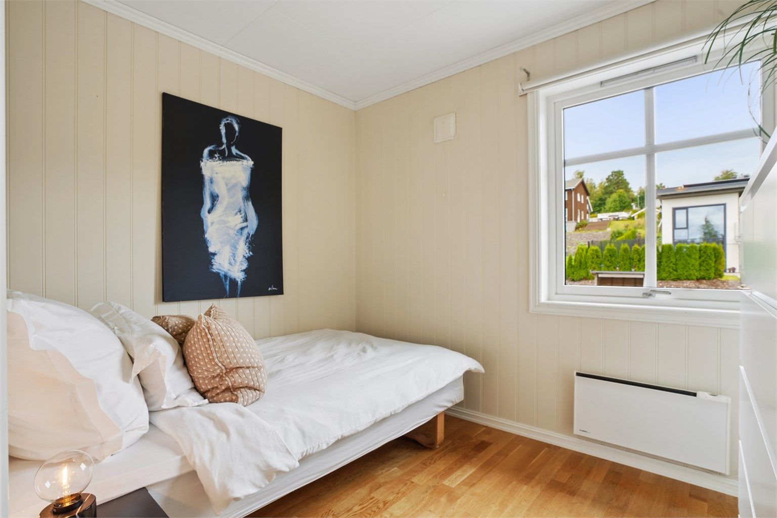 Soverom nummer to gir fleksible bruksmuligheter og kan også benyttes som kontor, gjesterom eller hobbyrom etter behov.