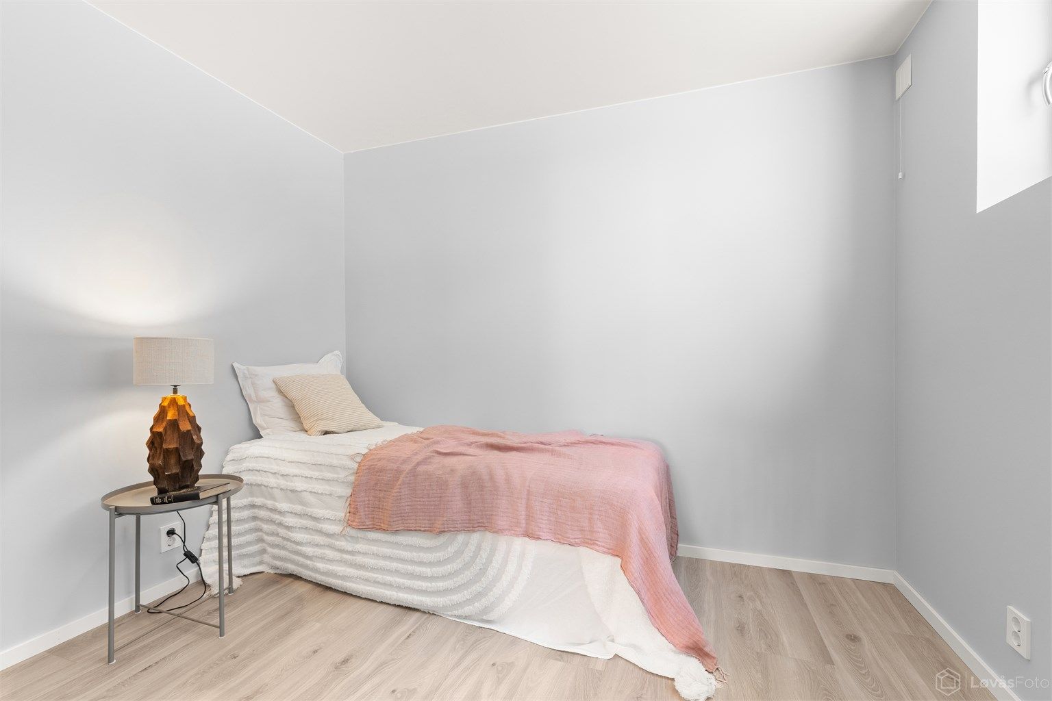 Soverom med gulvvarme og nyere 1-stavs laminat