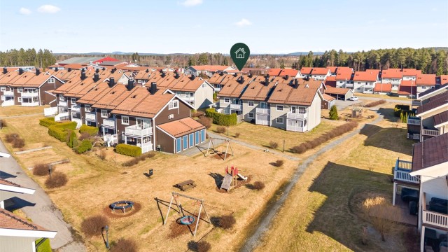 Sameiet har pent opparbeidede fellesarealer med plen og lekeapparater, ideelt for barnefamilier.