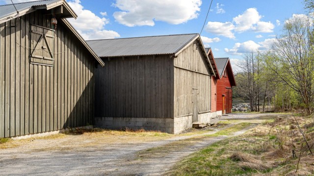 Eiendommen har enkel adkomst via en gruset vei som leder frem til naustrekken.
