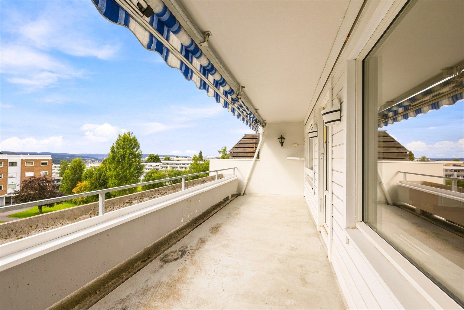Leiligheten byr på 108 m² med tre soverom og en stor, delvis overbygget balkong.
Foto: Borghagen Foto