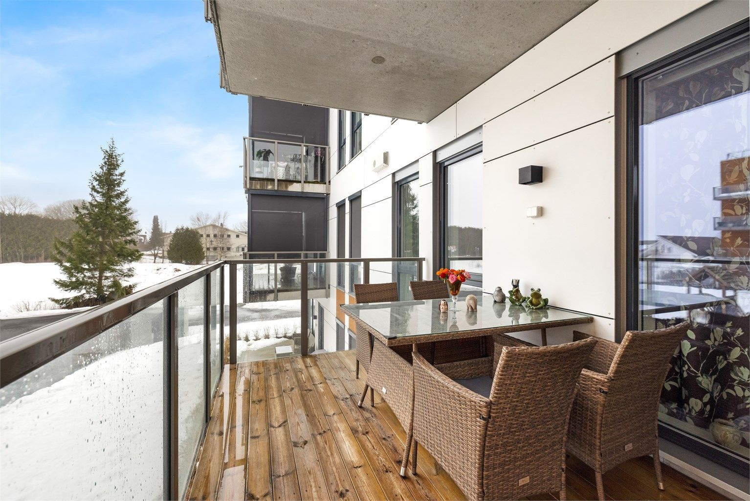 Her er det også utelys og utvendig stikkontakt for praktisk bruk.