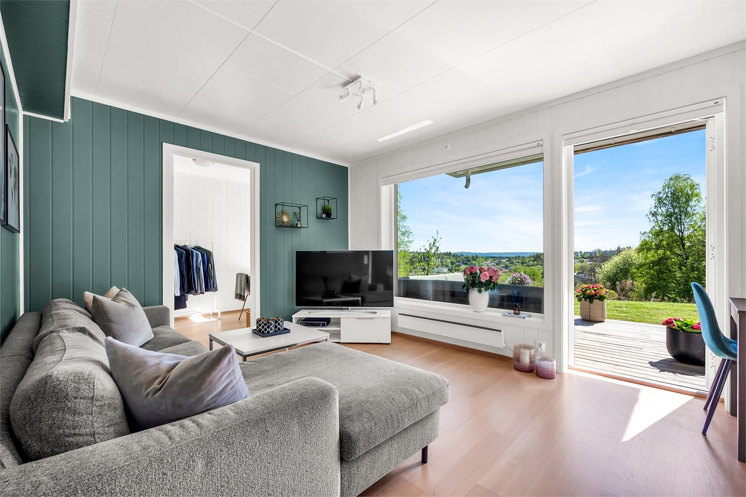 Romslig og luftig stue med store vindusflater som slipper inn rikelig med naturlig lys.