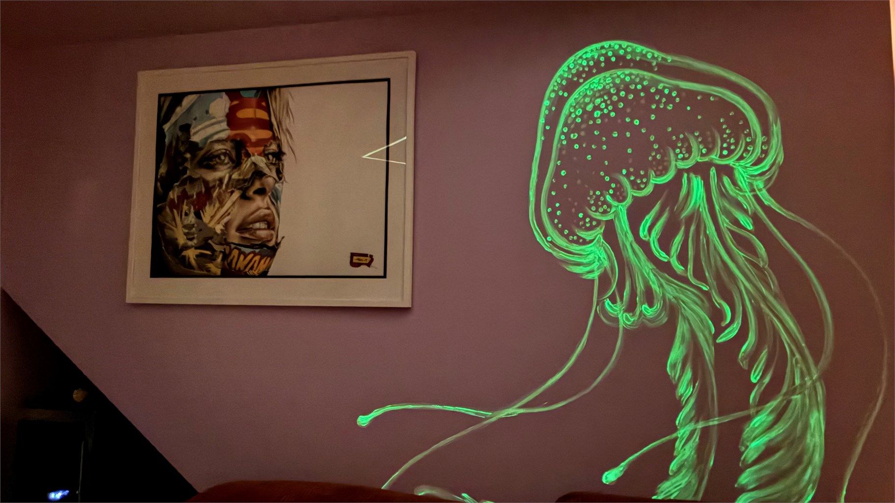 Selvlysende glassmaneter i underetasjen. 