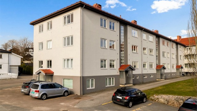 Borettslaget har felles tomt opparbeidet med plenarealer og asfalterte internveier.