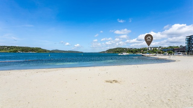 Sandstranden ytterst på Verket - et deilig sted på varme sommerdager. Her ser du helt hjem.