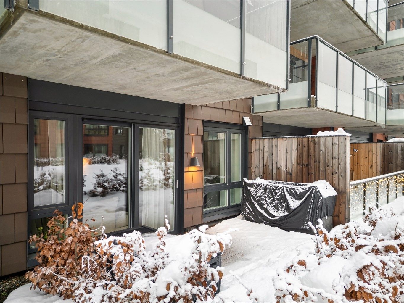 Utgang fra stue til fin terrasseplatting på ca. 13 kvm