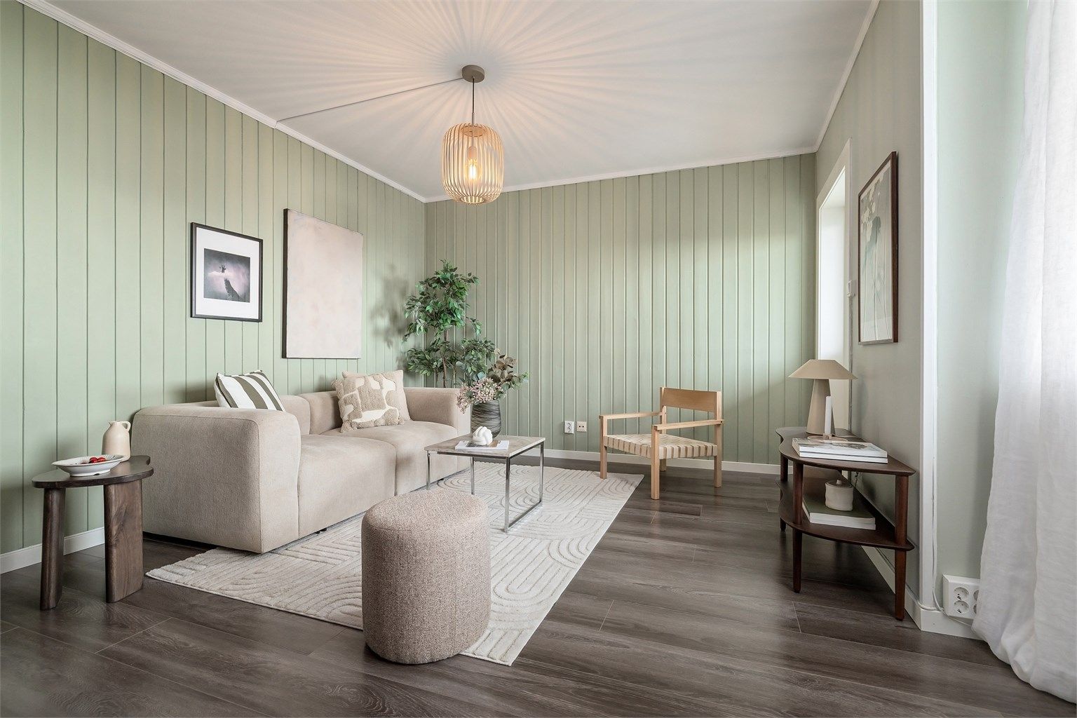 Boligen ble omgjort fra 2-roms til 3-roms i 2023 og innehar en god standard med delikate fargevalg.