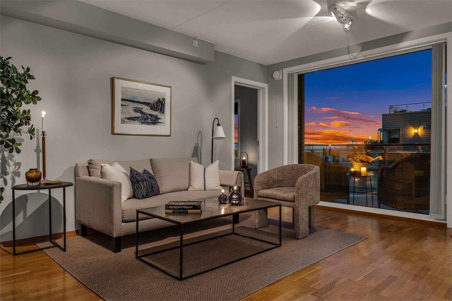 3-roms med god intern beliggenhet. Utsikt. Heis og garasje. Direkte inngang til Sandvika Storsenter. Supersentralt!