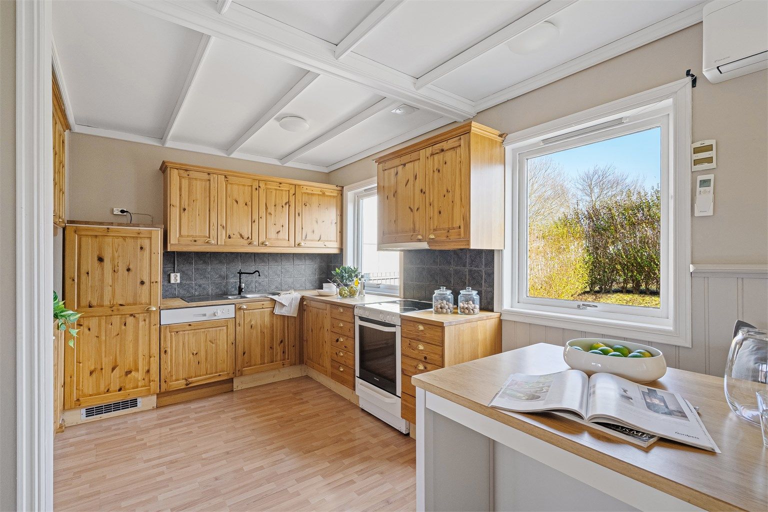 Det er rikelig med skapplass og arbeidsflater på benk. Ønsker man et spisebord på kjøkkenet er det mulig. 