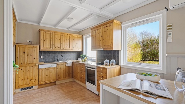 Det er rikelig med skapplass og arbeidsflater på benk. Ønsker man et spisebord på kjøkkenet er det mulig.