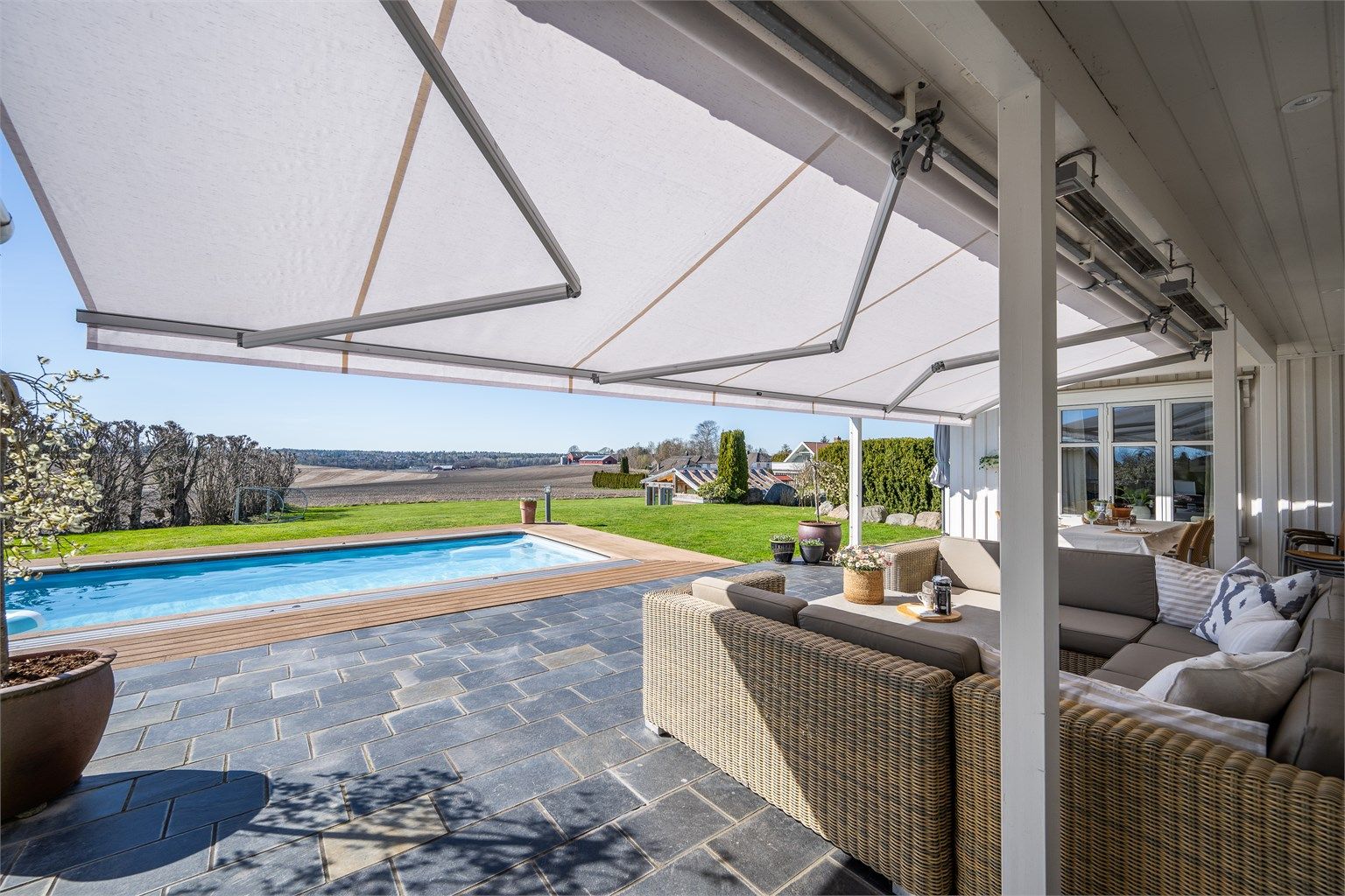 Terrassen har flere soner for både spising og avslapning.