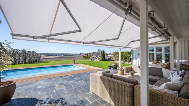 Terrassen har flere soner for både spising og avslapning.