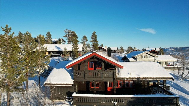 Stor solrik usjenert terrasse på to sider av hytten.