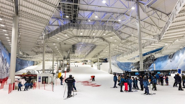 Snø tilbyr innendørs skianlegg samt. butikker og helsestudio.