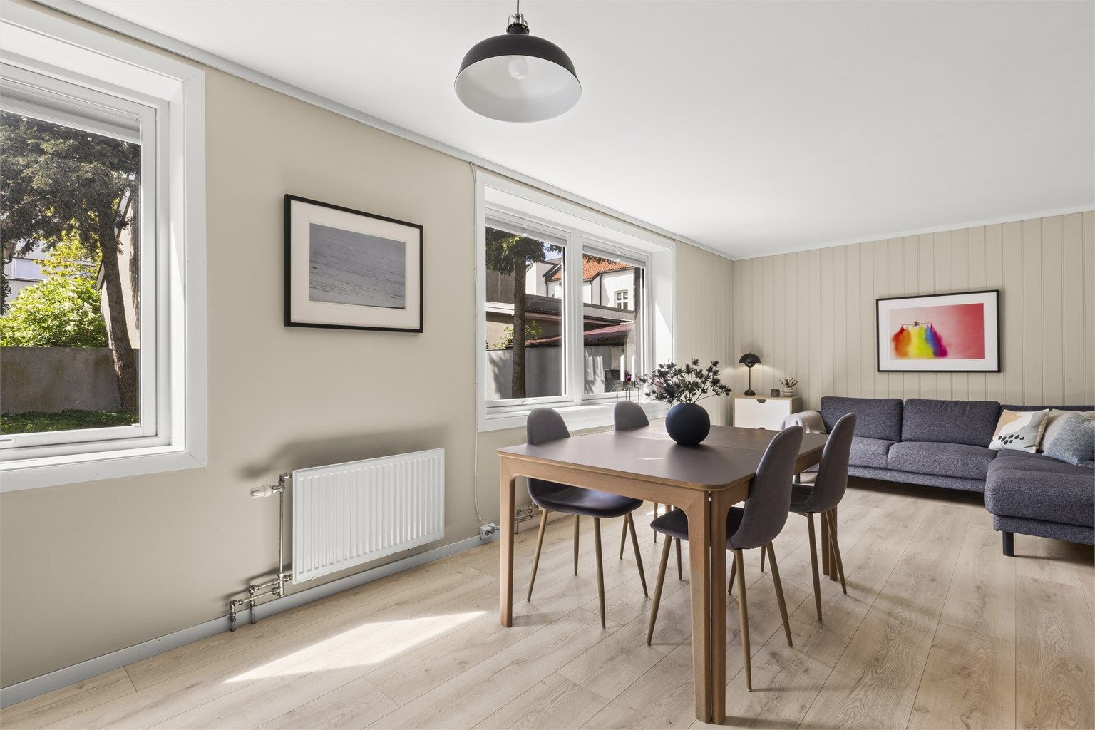 Leiligheten byr på åpen kjøkken/ stue og spisestue løsning som gir en sosial og god romfølelse 