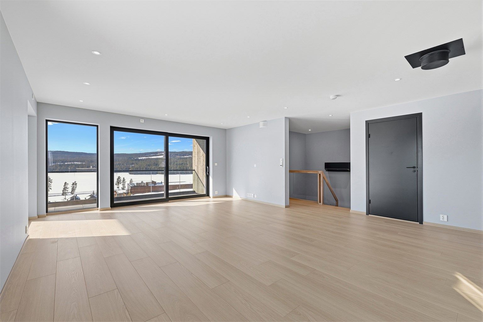 Det er klargjort for stålpipe, med blende-lokk i himling.