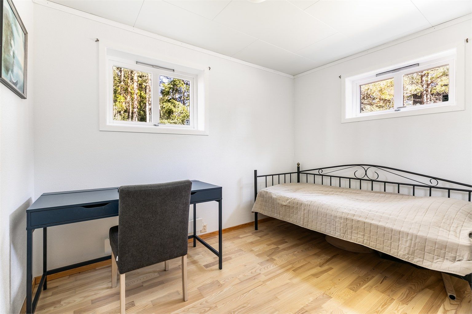 I underetasjen inngår også to soverom med nesten 8 kvm. gulvflate hver. Begge er innredet med skyvedørsgarderobe.