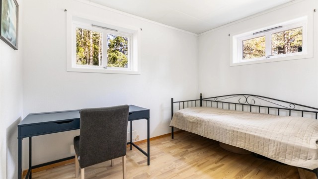 I underetasjen inngår også to soverom med nesten 8 kvm. gulvflate hver. Begge er innredet med skyvedørsgarderobe.