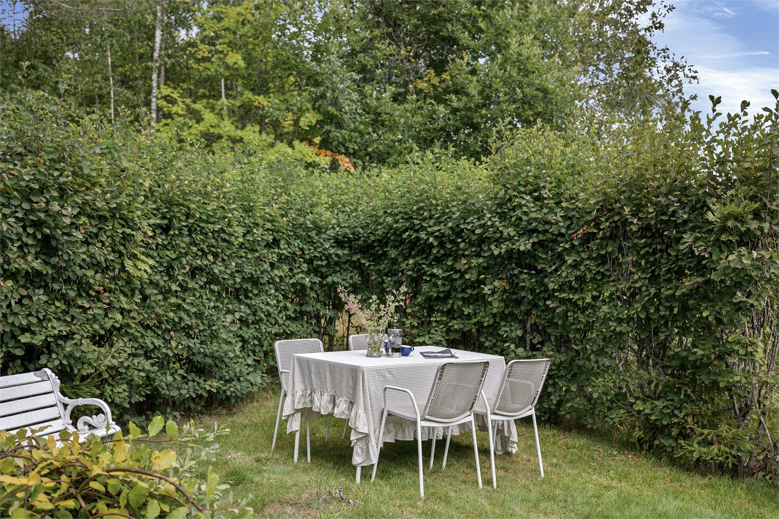 Eiendommen har en stor, felles hage med gressplen og beplantning. Foto: FotobyHelene