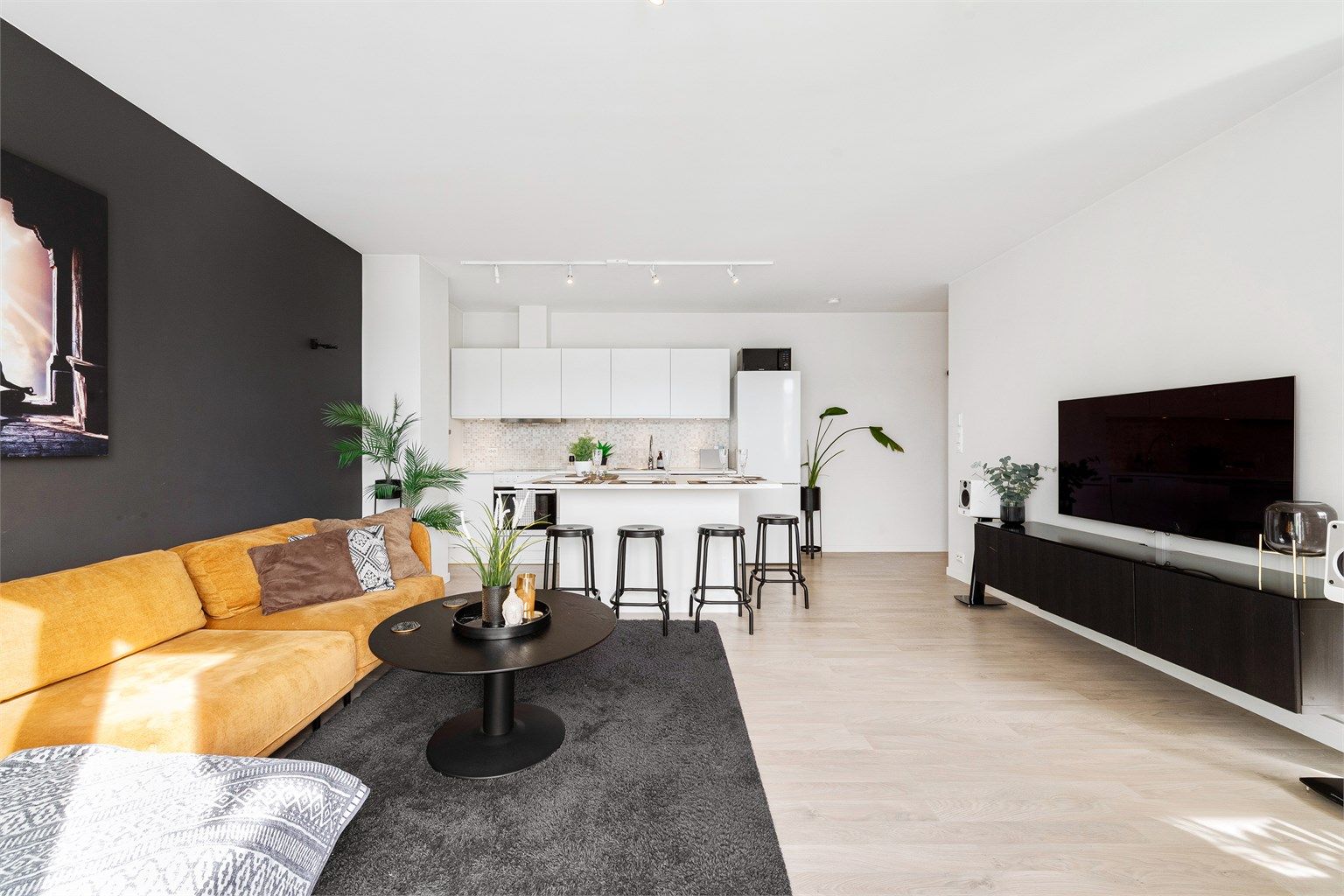 Det er åpen løsning mellom stue og kjøkken