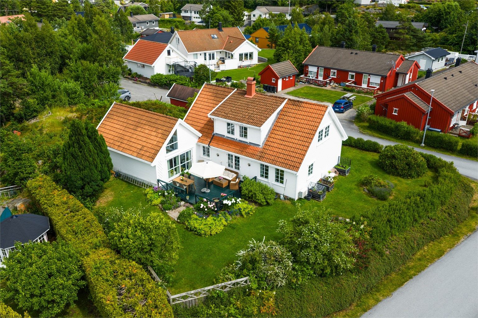 Fint plassert i feltet på skjermet tomt