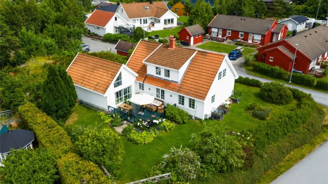 Fint plassert i feltet på skjermet tomt