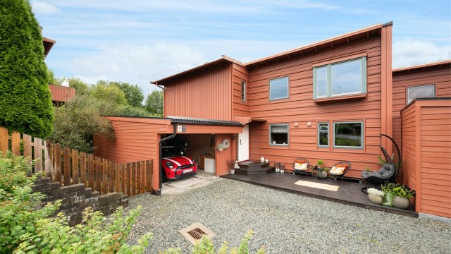 Nylig oppusset rekkehus med frodig beliggenhet i enden.