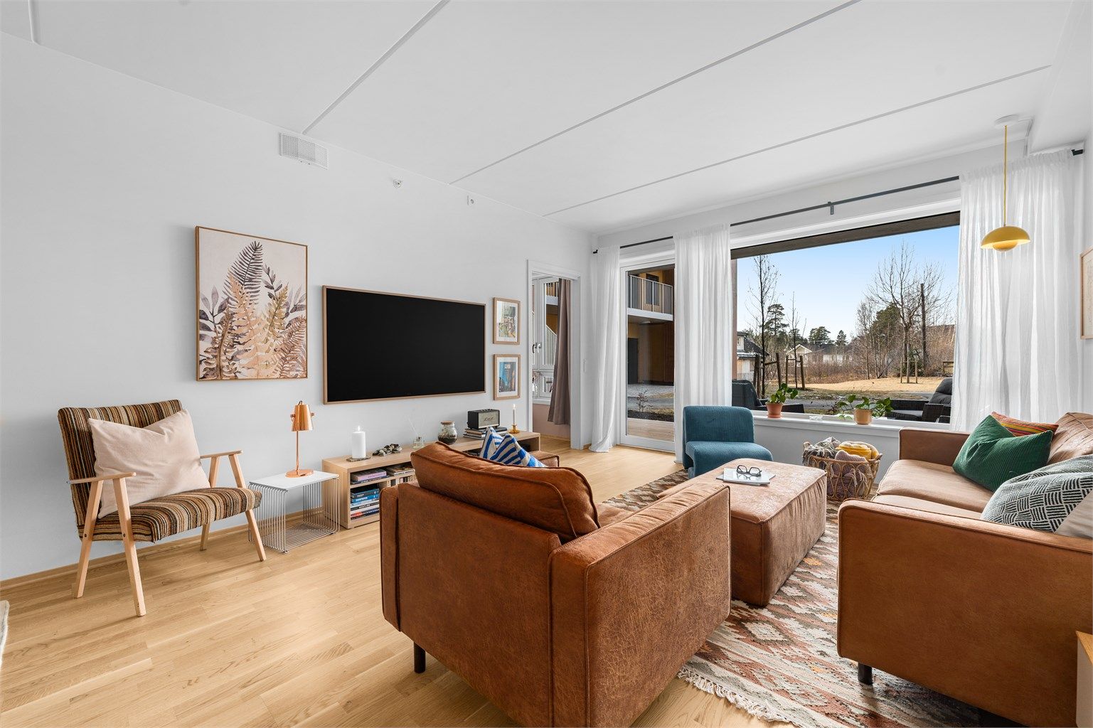 Moderne og fresh leilighet fra 2023 med blant annet etasjeskille av betong, vannbåren gulvvarme, lavt strømforbruk og balansert ventilasjon. 