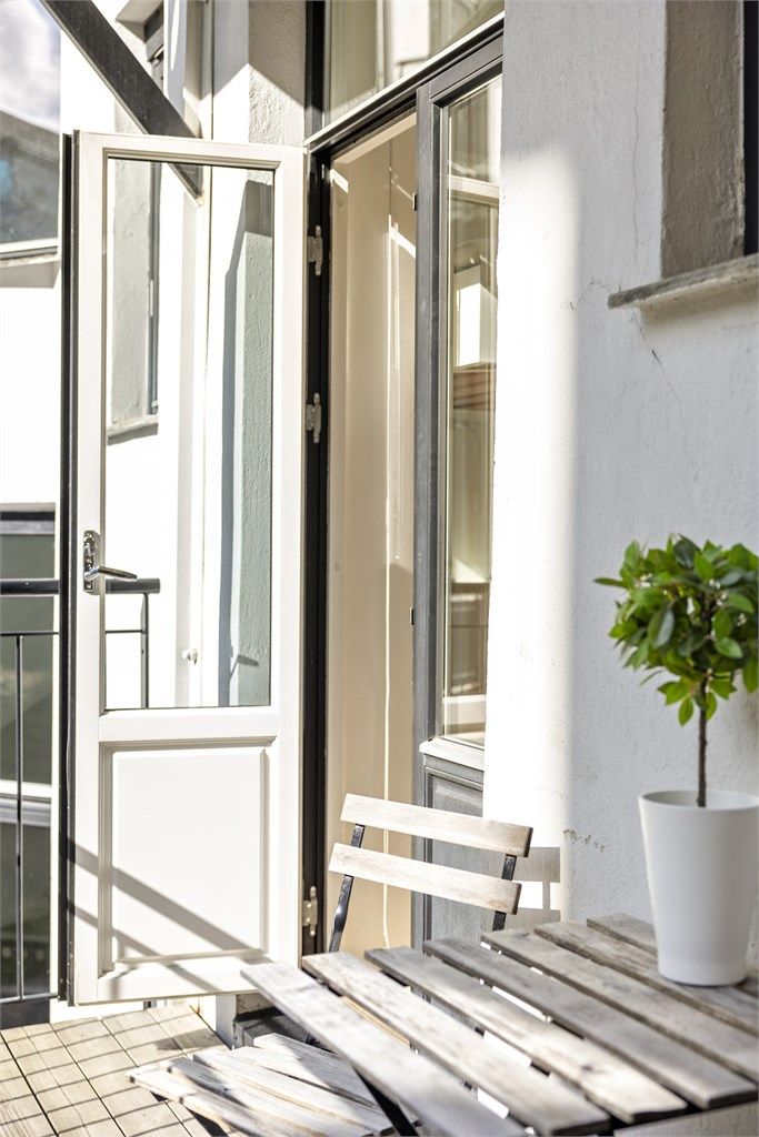 Utgang fra oppholdsrommet til hyggelig overbygget balkong via tofløyet balkongdør. Leiligheten vender inn mot en rolig og flott bakgård.