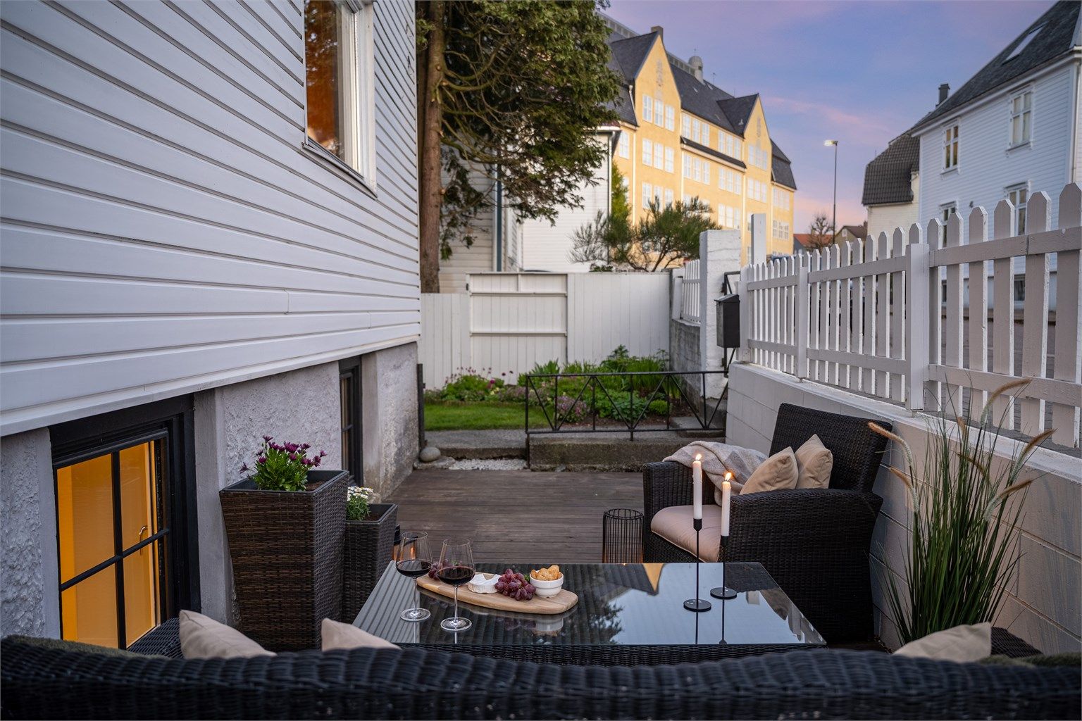 Boligen har store gode rom, egen terrasse mot vest i tillegg til felles hage og egen parkering på tomt.
