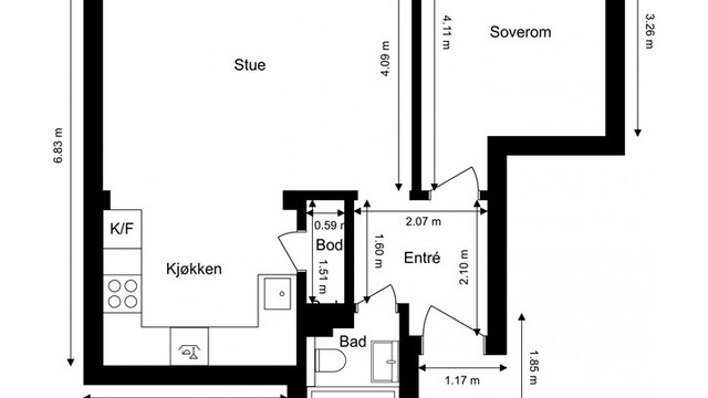 Leiligheten har en arealeffektiv planløsning som skiller soverommet fra den sosiale sonen med stue og kjøkken.
