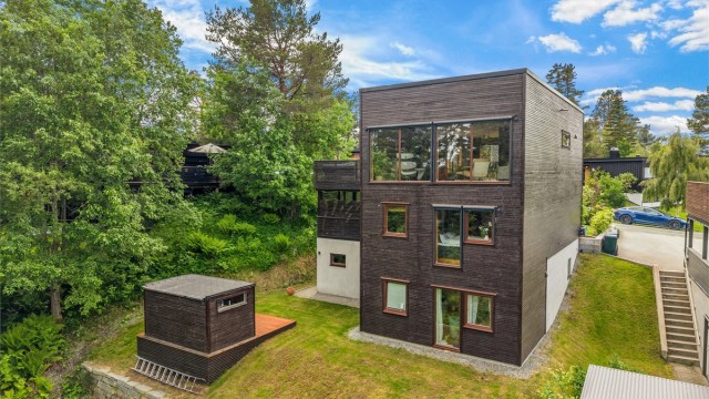 Boligen har en attraktiv og rolig beliggenhet i det veletablerte og familievennlige området Storhaugen på Byåsen. Nabolaget oppleves som svært trygt, og er spesielt anbefalt for familier med barn, etablerere og husdyreiere.