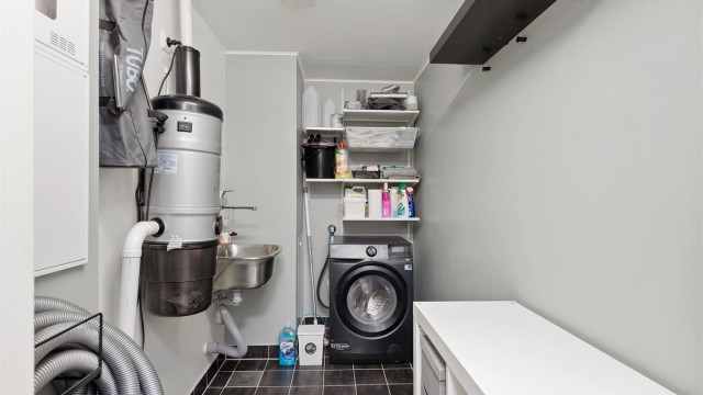 Praktisk separat vaskerom med gode oppbevaringsmuligheter. Videre disponerer leiligheten en sportsbod på 5 kvm i forbindelse med carport.