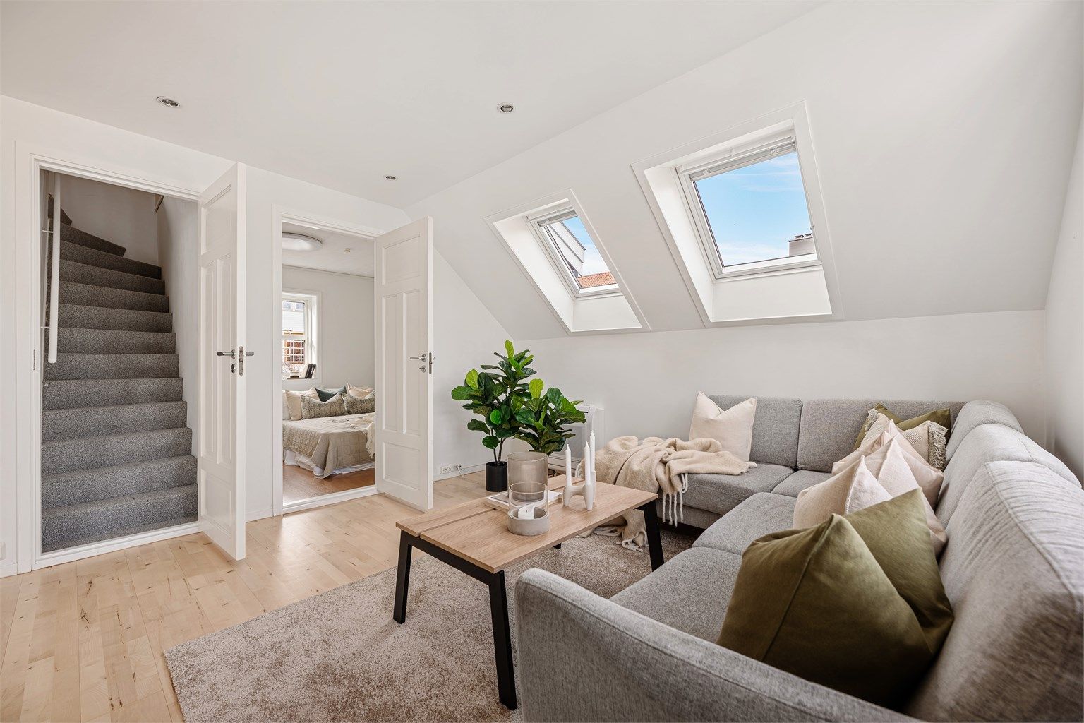 Ny trapp til loft i 2017. Eksisterende trapp ble revet og erstattet med ny stedbygd trapp 
med bedre vinkel og lavere opptrinn. Bygget i 23 mm sponplater med tette opptrinn, isolert for minimal lyd. 