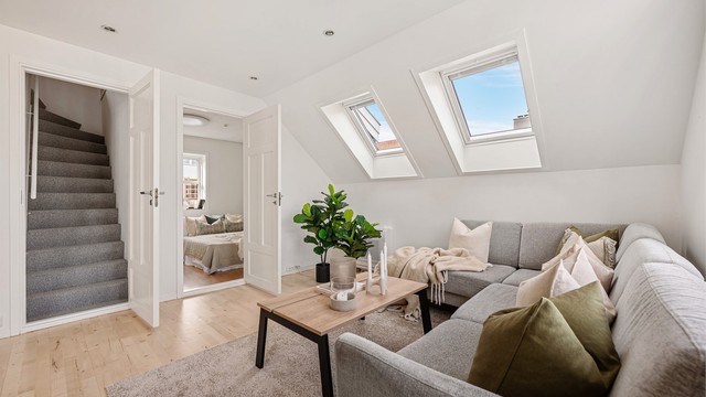 Ny trapp til loft i 2017. Eksisterende trapp ble revet og erstattet med ny stedbygd trapp
med bedre vinkel og lavere opptrinn. Bygget i 23 mm sponplater med tette opptrinn, isolert for minimal lyd.